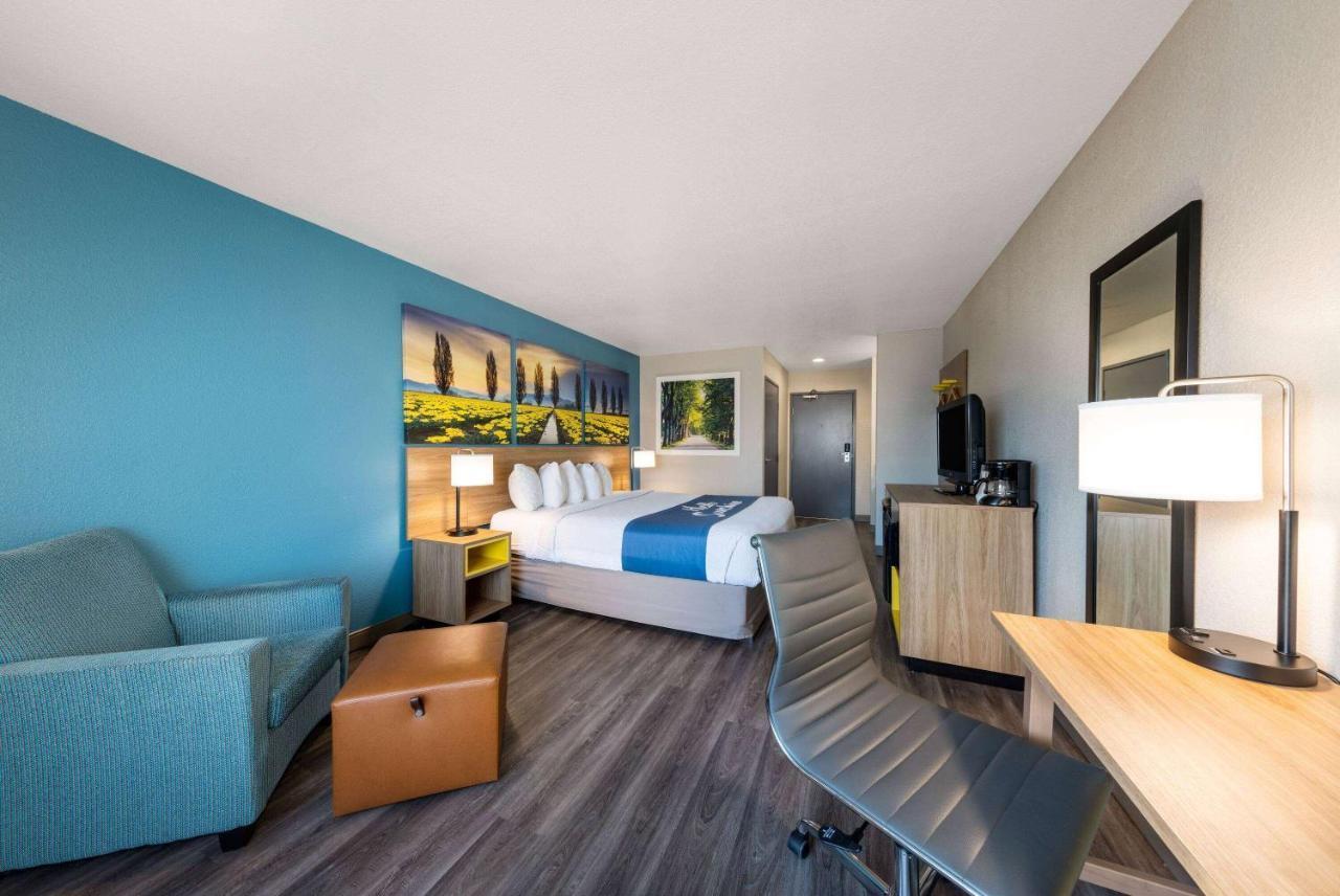 Days Inn By Wyndham Lathrop Exterior photo