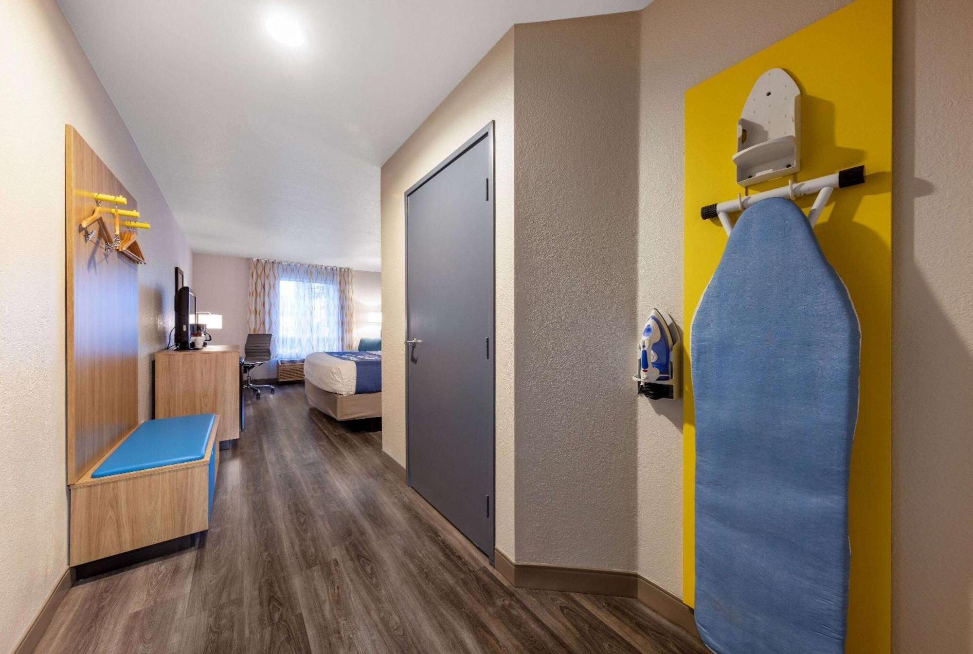 Days Inn By Wyndham Lathrop Exterior photo